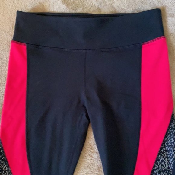 Fabletics Black Knee Length Back Zip Pocket Pattern Detail Active Leggings Small - Picture 3 of 9
